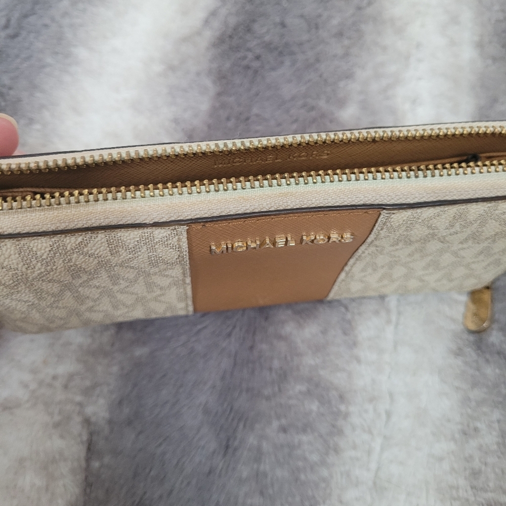Michael Kors Multifunctional Wallet - image 6